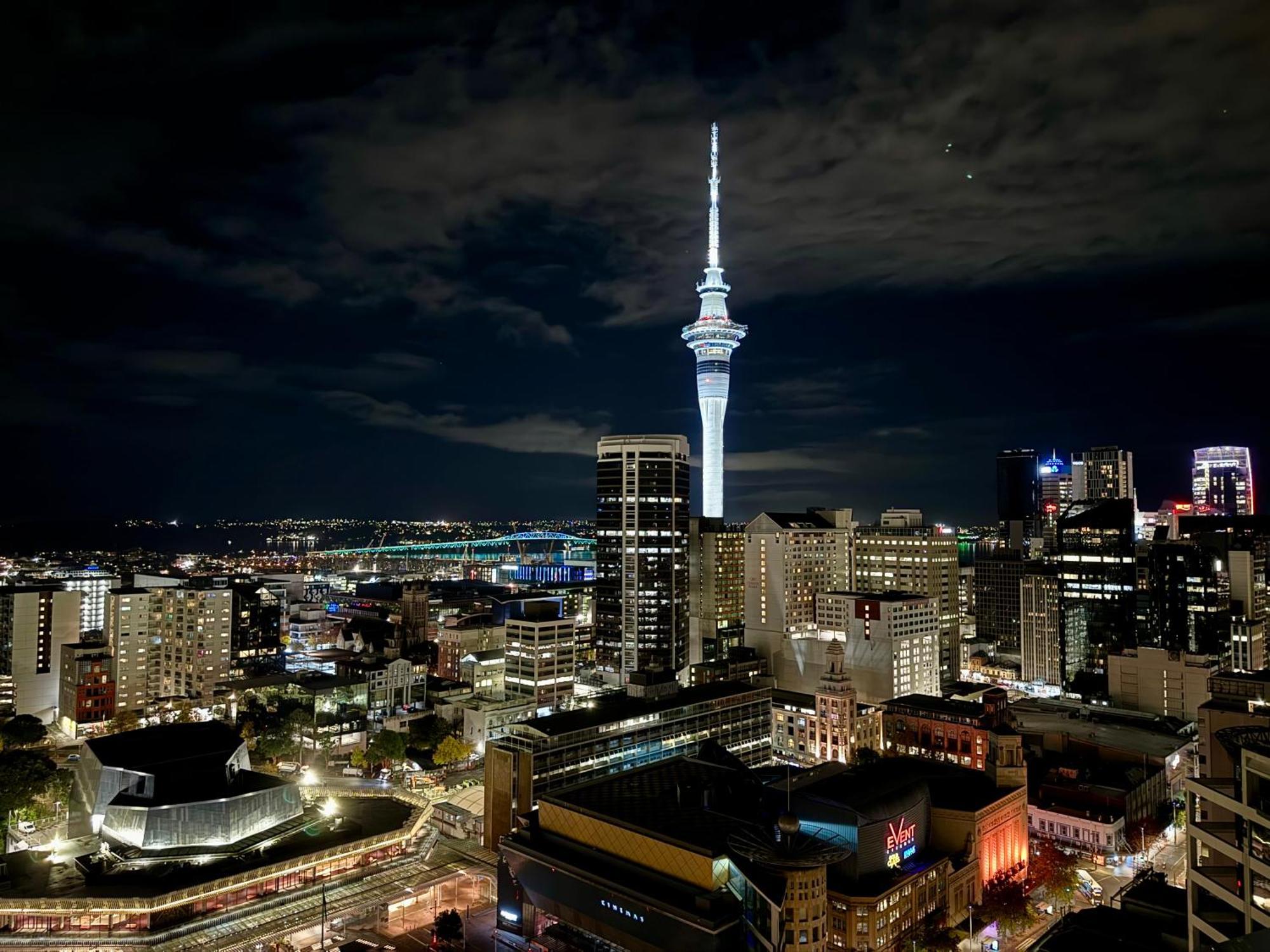 Skytower And City View 2 Bedroom Apartment On High Floor Окленд Экстерьер фото